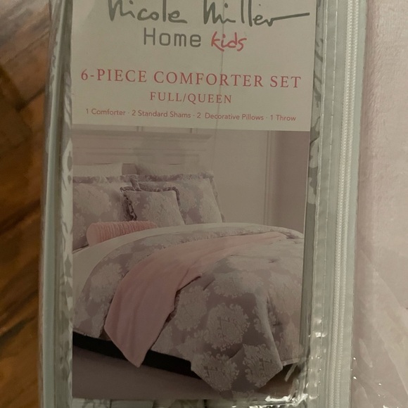 NICOLE MILLER
Printed Comforter Set
Queen size 6 piece - Picture 4 of 8